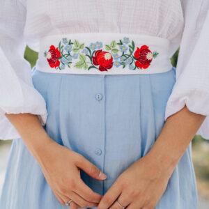 Bílý vyšívaný pásek Růže a pomněnky Varianta: Dárkové balení