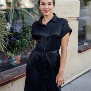 Lesklé košilové šaty Vero černé Velikost: XL