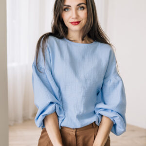 Mušelínová halenka Coco nebesky modrá Velikost: XS