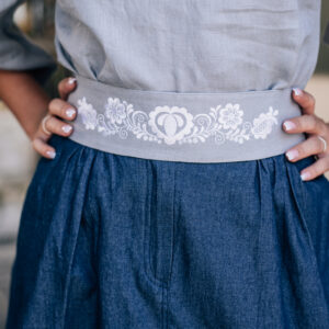 Šedý pásek Srdce s bílou výšivkou Varianta: Dárkové balení