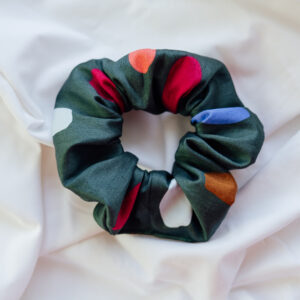 Zelená gumička scrunchie s puntíky