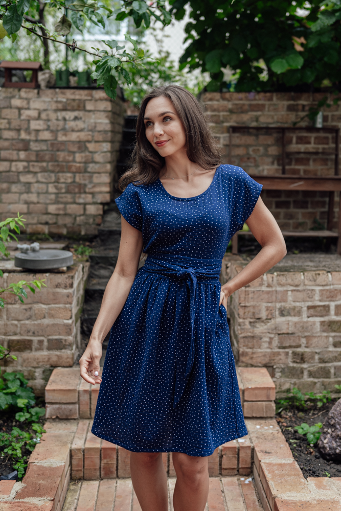Mušelínové šaty Olivie tmavě modré s puntíky Velikost: XL