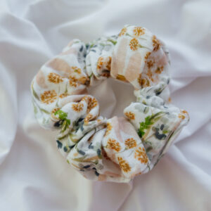 Květovaná mušelínová gumička scrunchie
