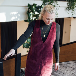 Manšestrové šaty Dina vínové Velikost: L