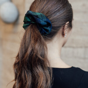 Tartanová gumička scrunchie zeleno-modrá