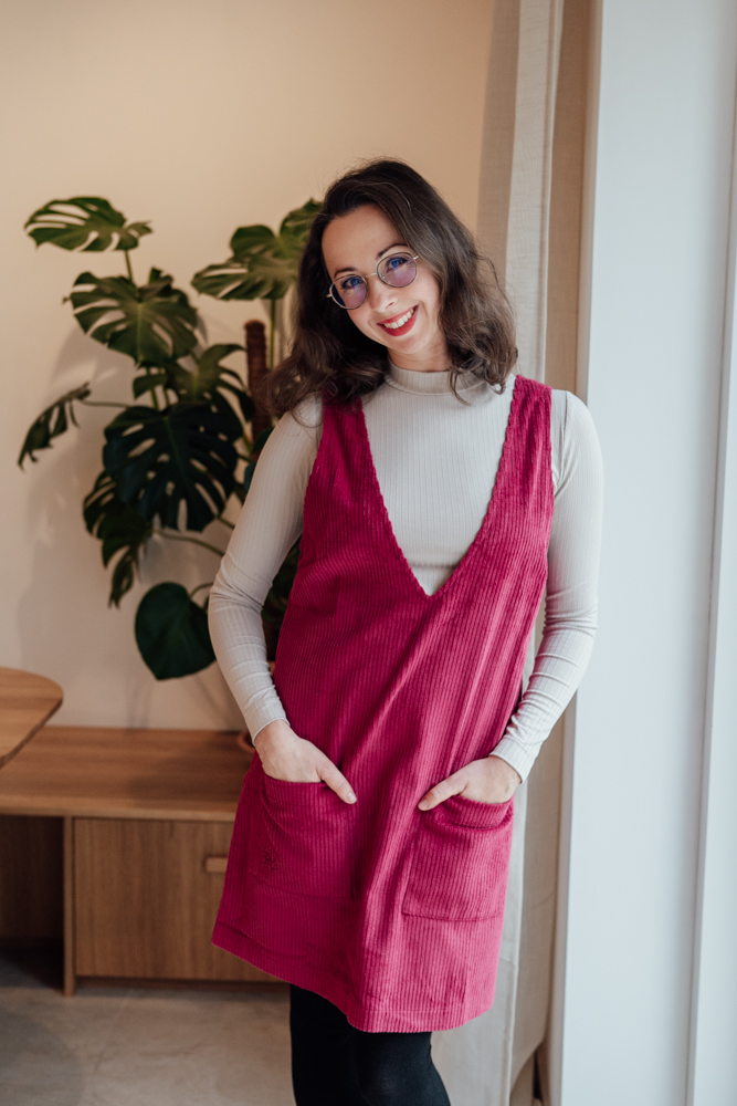 Manšestrové šaty Dina fuchsiové Velikost: L