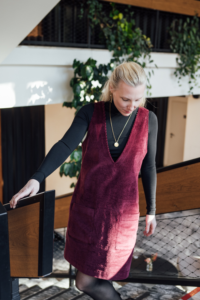 Manšestrové šaty Dina vínové Velikost: XL