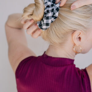 Bavlněná gumička scrunchie černo-bílá kostka