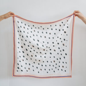 Hedvábný šátek Stopy štětce – bílý Velikost: 5 x 115 cm