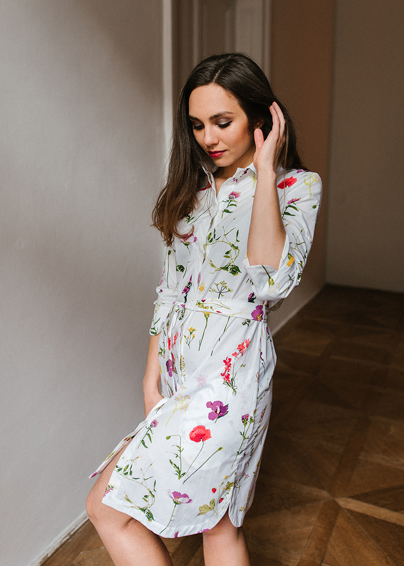 Košilové šaty Petal Picking Dense světlé tříčtvrteční rukáv s manžetou Velikost: S