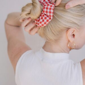 Bavlněná gumička scrunchie červeno-bílá kostka