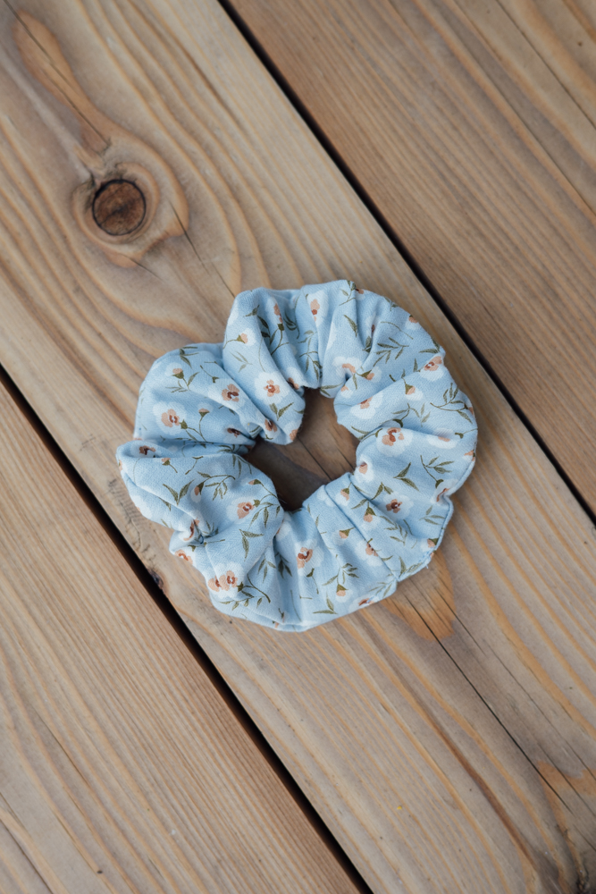 Bavlněná scrunchie modrá s květy