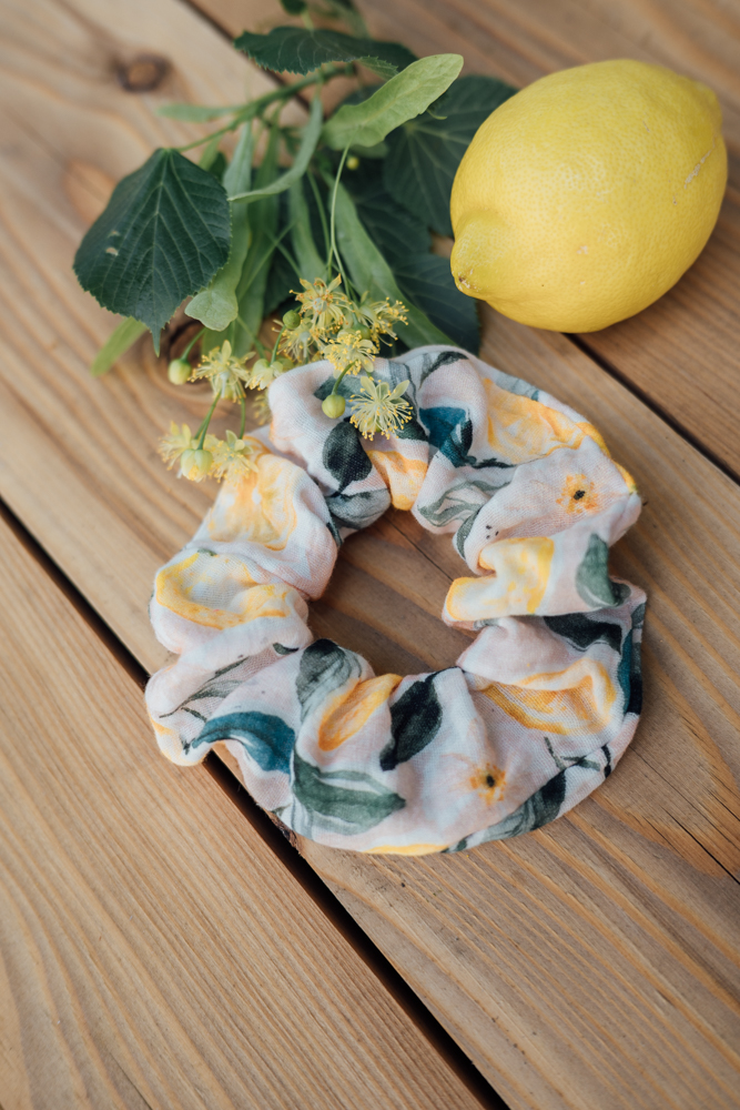 Mušelínová gumička scrunchie Citrony