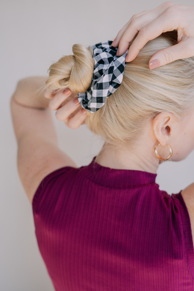 Bavlněná gumička scrunchie černo-bílá kostka