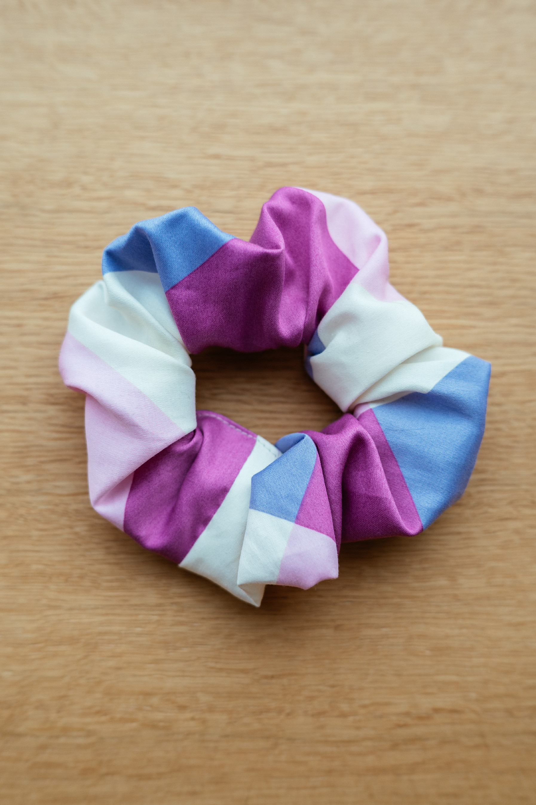 Bavlněná gumička scrunchie fialovo-růžové kostky