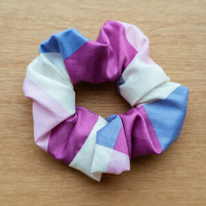 Bavlněná gumička scrunchie fialovo-růžové kostky