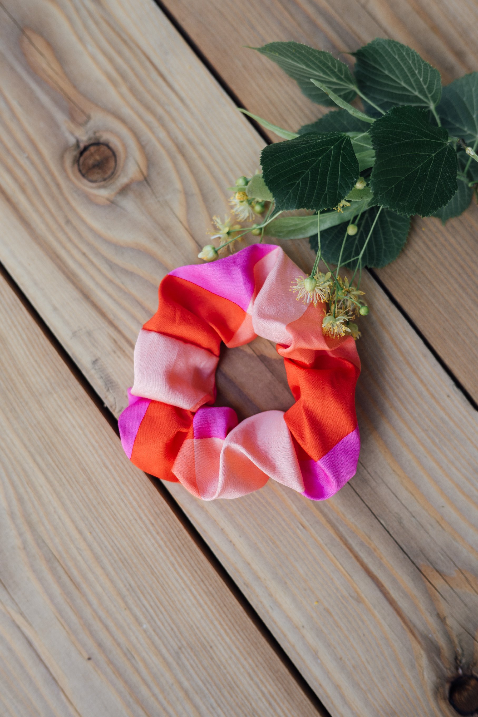 Bavlněná gumička scrunchie oranžovo-růžové kostky
