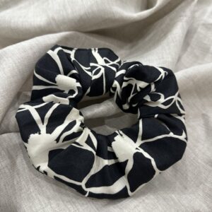 Bavlněná scrunchie černobílé květy