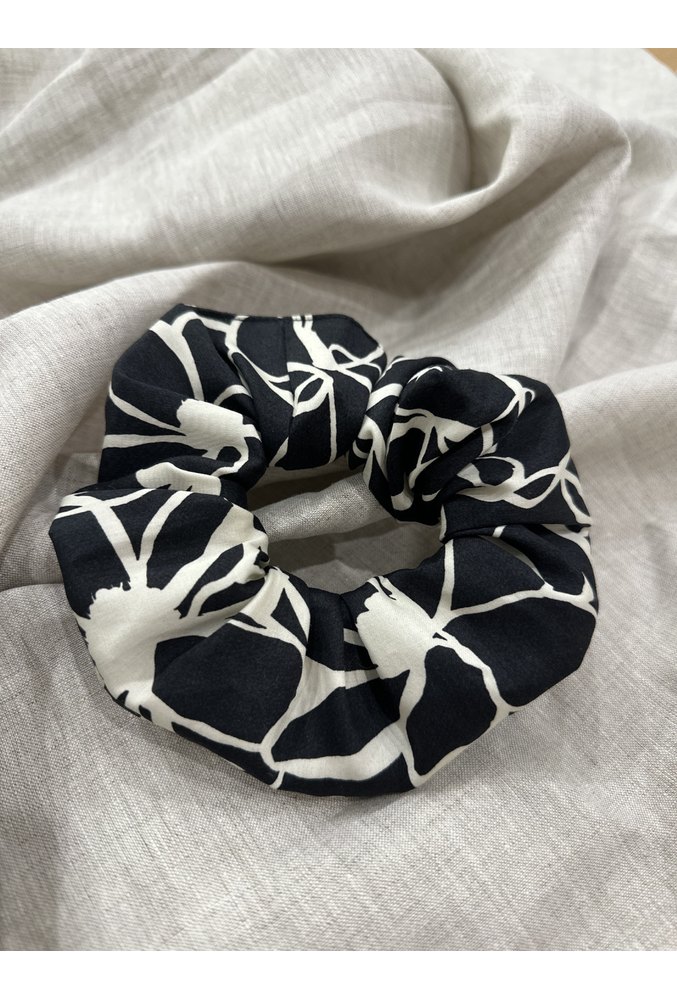 Bavlněná scrunchie černobílé květy