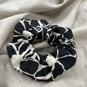 Bavlněná scrunchie černobílé květy