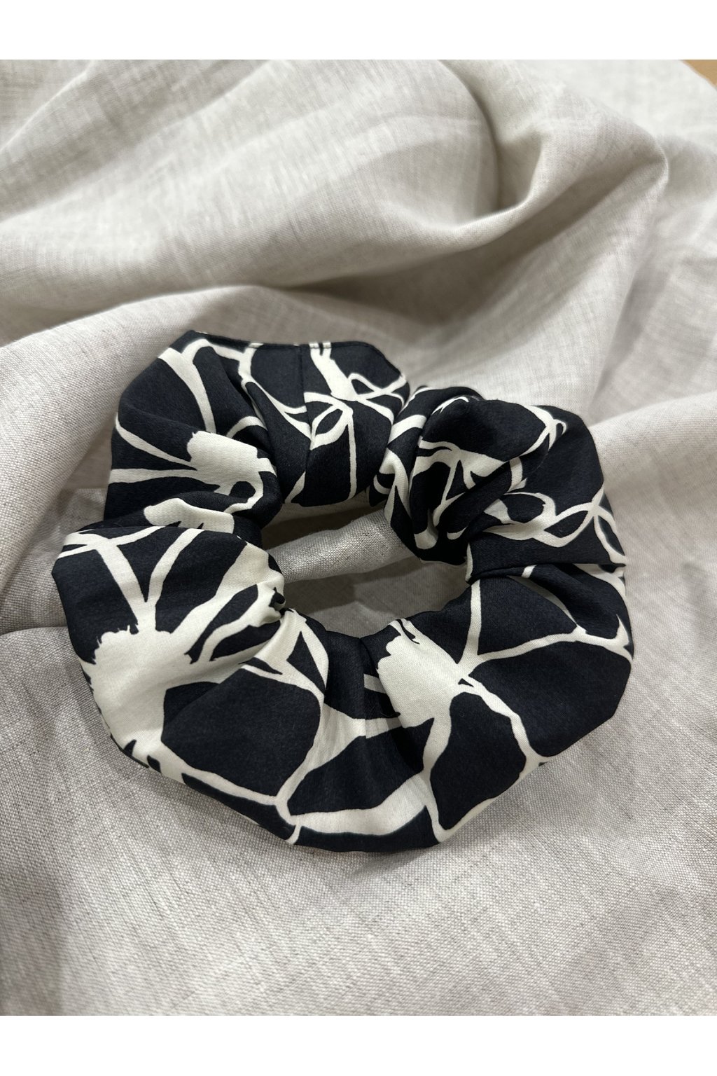 Bavlněná scrunchie černobílé květy
