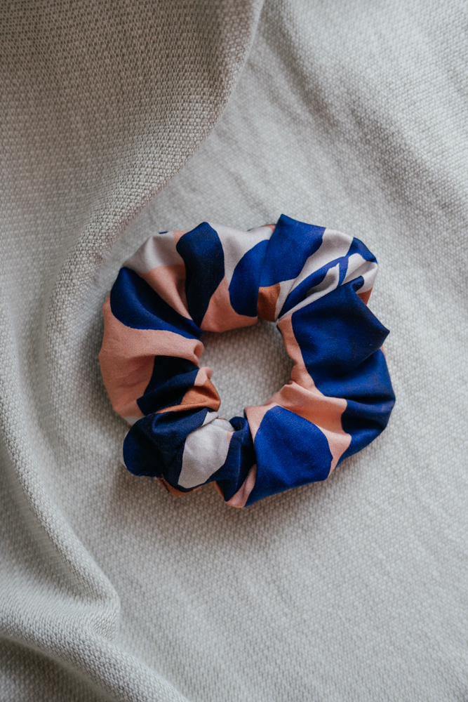 Bavlněná scrunchie modré listy