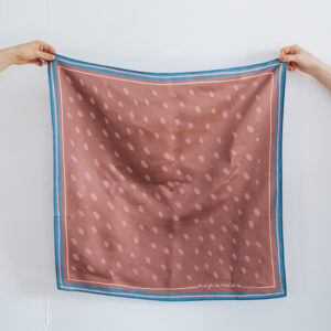 Hedvábný šátek Stopy štětce – hnědý Velikost: 70 x 70 cm
