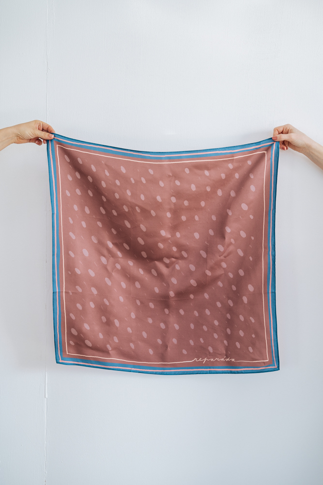 Hedvábný šátek Stopy štětce – hnědý Velikost: 70 x 70 cm