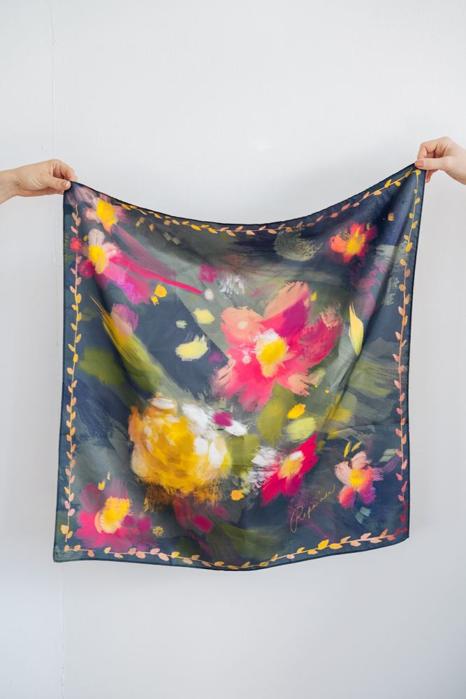 Hedvábný šátek Zahrada před soumrakem Velikost: 70 x 70 cm