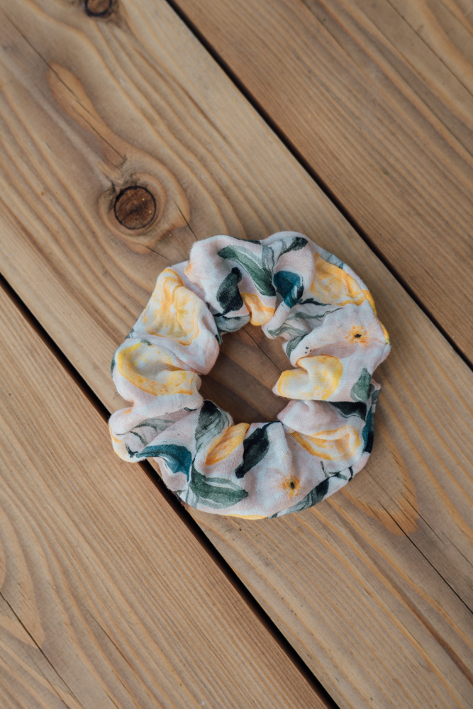 Mušelínová gumička scrunchie Citrony