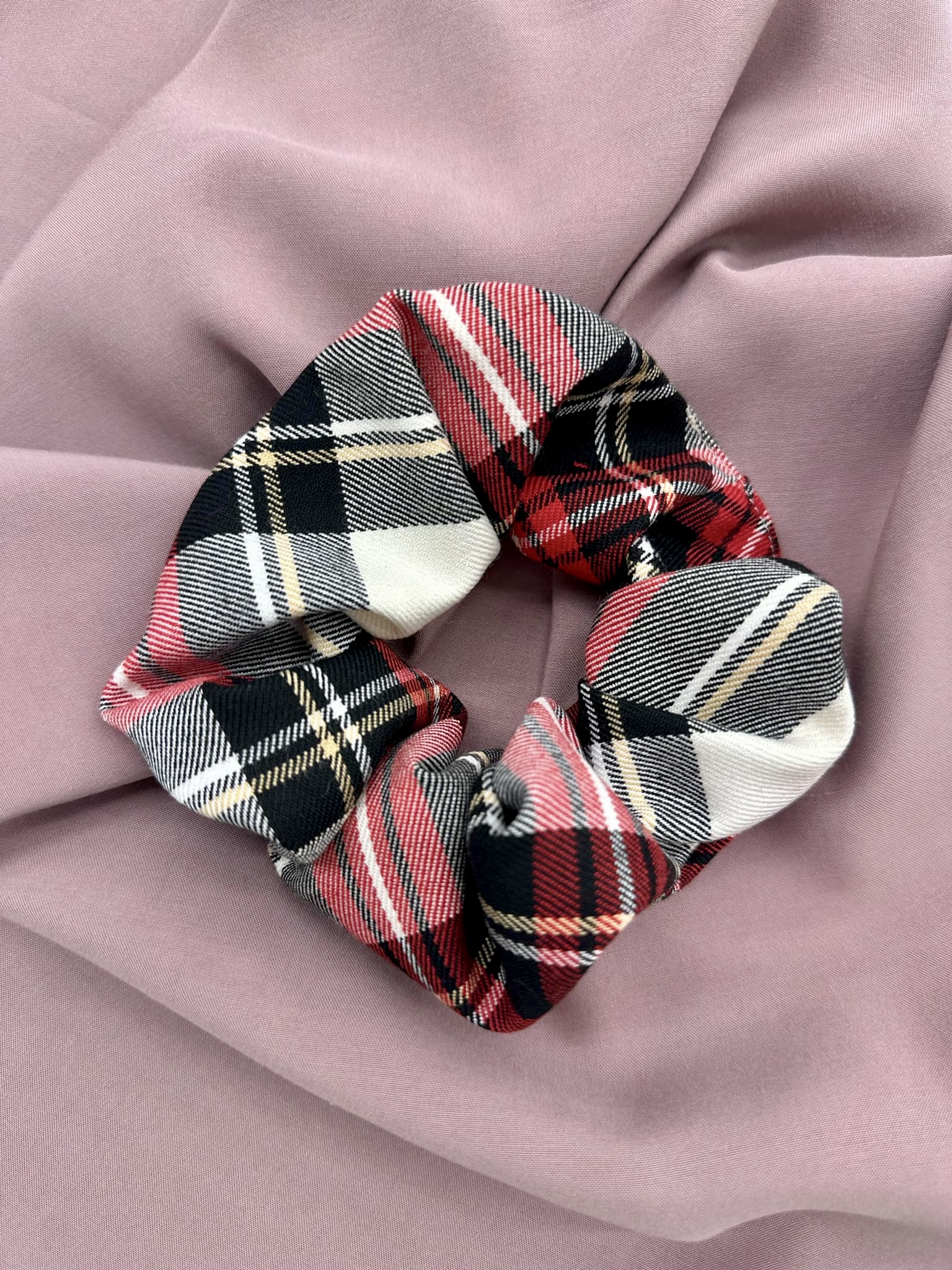 Tartanová gumička scrunchie červeno-bílá