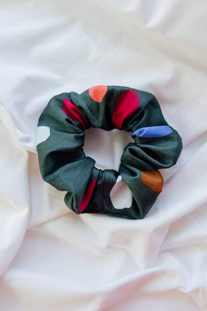 Zelená gumička scrunchie s puntíky