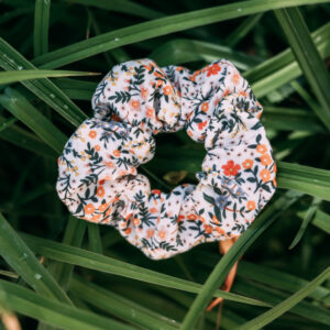 Mušelínová gumička scrunchie Drobná kvítka