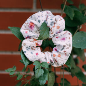 Mušelínová gumička scrunchie Malovaná kvítka